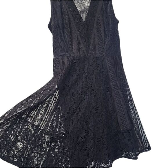 NWOT BCBGeneration Black Lace V-Neck Dress size 0 - Picture 4 of 9